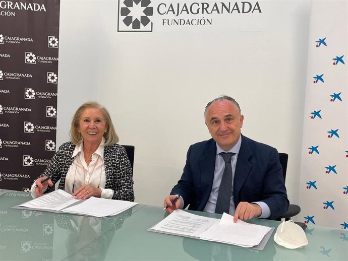 El director de la Territorial de CaixaBank en Andalucía Oriental, Juan Ignacio Zafra, y la presidenta de CajaGranada Fundación, María Elena Martín-Vivaldi, firman el convenio.