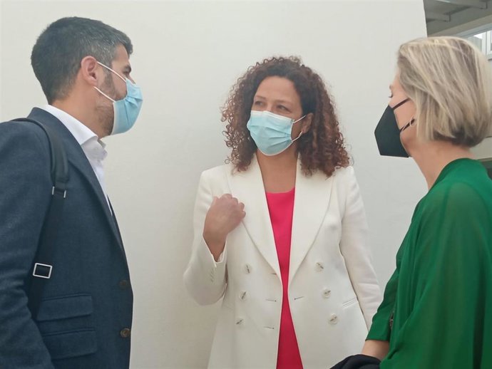 La presidenta del Consell de Mallorca (c) junto a los consellers insulares Javier de Juan y Sofia Alonso.