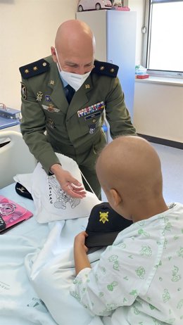 Los menores ingresados en el Hospital Materno Infantil reciben la visita de la Brigada Paracaidista y las Reales Cofradías Fusionadas