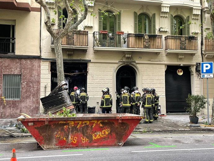 Els Bombers de Barcelona treballen en un incendi que ha afectat vuit finques.