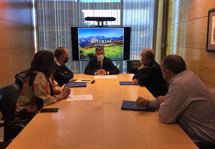 El consejero de Medio Rural y Cohesión Territorial, Alejandro Calvo (en la cabecera de la mesa en la imagen), se reúne con representantes de la Asociación para la Promoción de la Indicación Geográfica Protegida (IGP) Miel de Asturias.