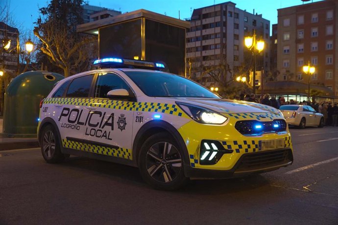 Un coche de policía local en Logroño