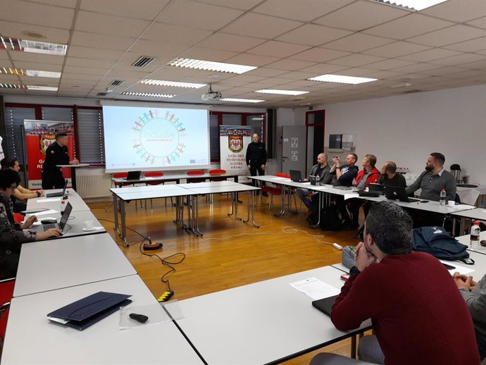 Jornada de trabajo de los bomberos de Alcalá de Guadaíra para perfilar el proyecto europeo 'Inclusive Emergency'.