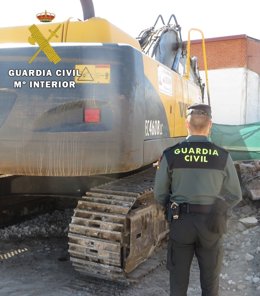 Una de las máquinas de la empresa de la que el detenido extrajo combustible.