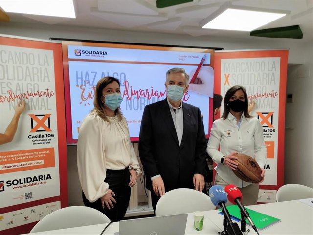 De izquierda a derecha, la representante de Coceder, Sara García; el presidente de la AECC en Valladolid, Artemio Domínguez; y la vicepresidenta del club de rugby El Salvador, María Morán.