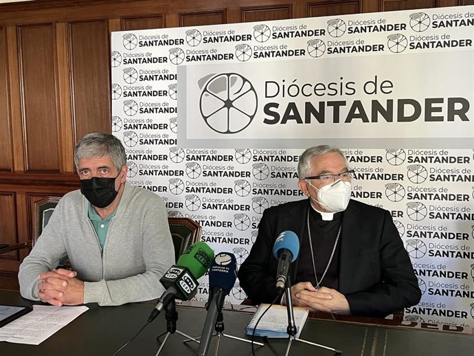 El obispo de Santander, Manuel Sánchez Monge, y Luis Miguel Cano, miembro del Consejo de Asuntos Económicos del Obispado