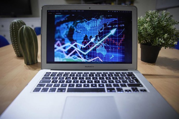 Archivo - Un gráfico en un ordenador portátil, a 4 de enero de 2022, en Madrid, (España). 