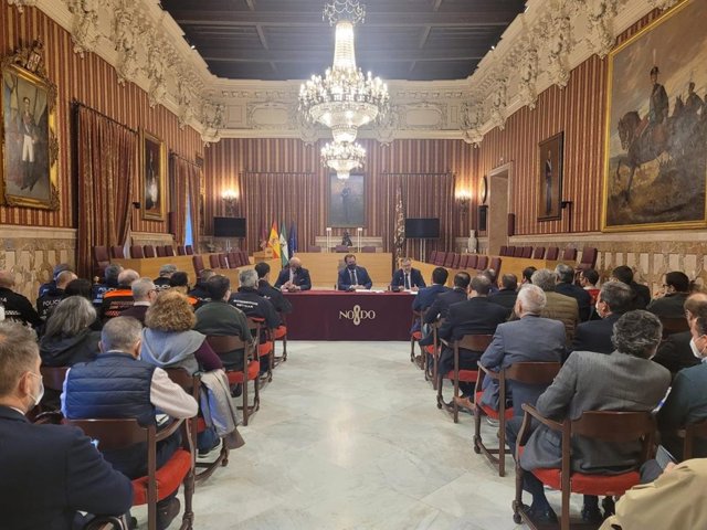Juan Carlos Cabrera preside la reunión del Cecop en el Salón Colón del Ayuntamiento.
