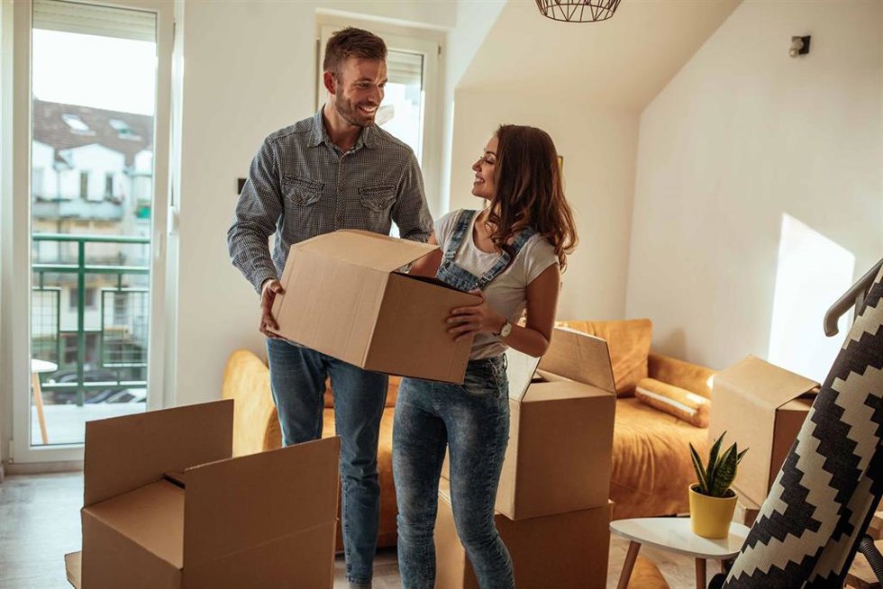 Archivo - Imagen de recurso de una pareja realizando la mudanza a su nueva casa