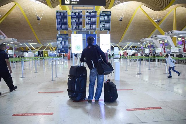Archivo - Una persona con maletas en el aeropuerto Adolfo Suárez, Madrid-Barajas, a 5 de enero de 2022, en Madrid (España).  