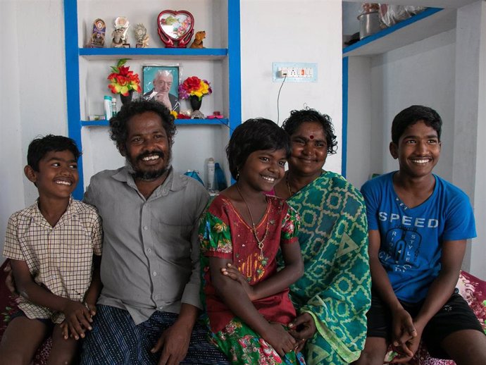 Una de las familias que vivían en el cementerio en Nellore (India).