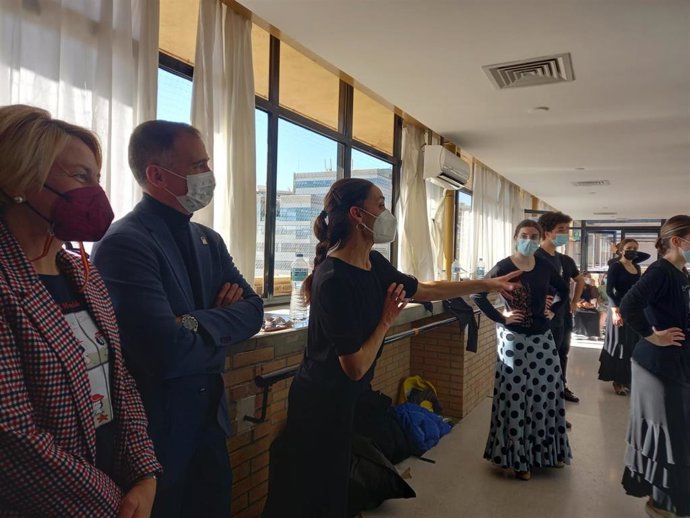 Eloísa Cabrera y Antonio Jiménez visita el conservatorio profesional de danza 'Kina Jiménez'