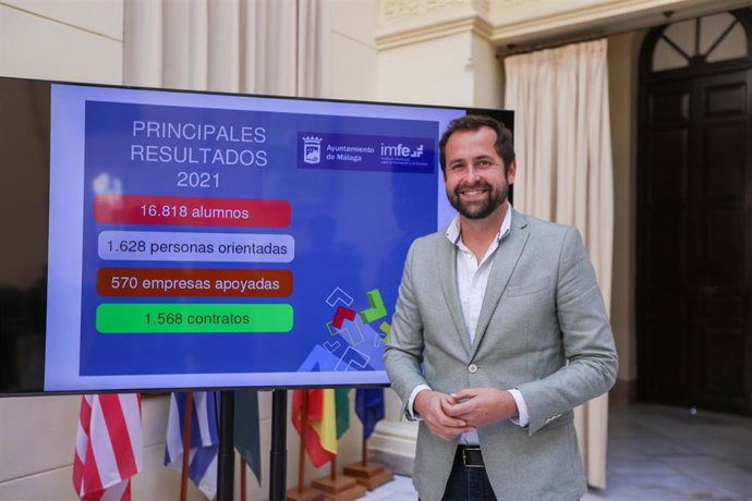 El concejal de Educación, Juventud y Fomento del Empleo, Luis Verde, en rueda de prensa