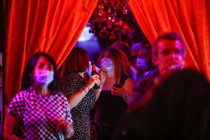 Archivo - Algunas personas saliendo del bar Evelasting Love en la calle Primer de Maig, donde se realiza un ensayo clínico sobre coronavirus, a 20 de mayo de 2021, en Barcelona, Catalunya (España). El sector del ocio nocturno del municipio y el Govern h