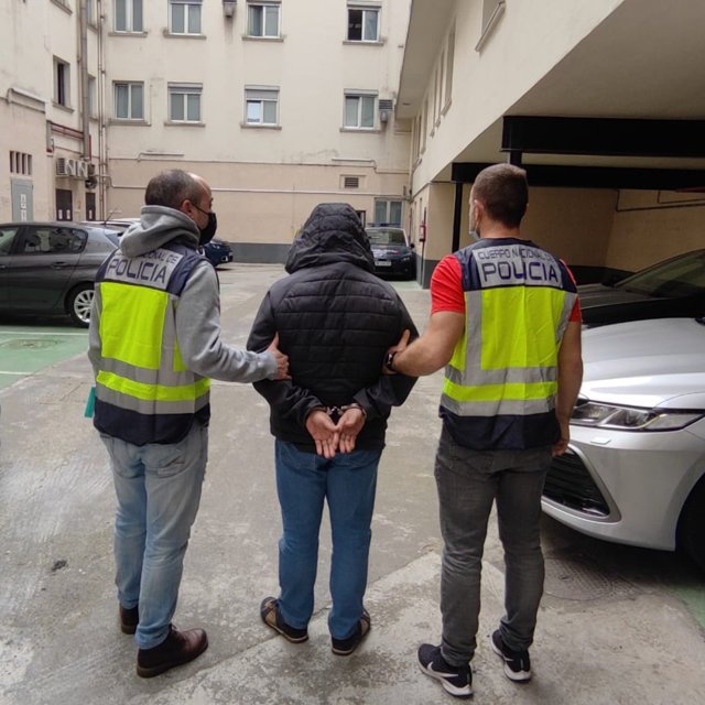 Imagen de la detención del fugitivo buscado por la agresión sexual a dos hermanos de 12 y 8 años en Alicante