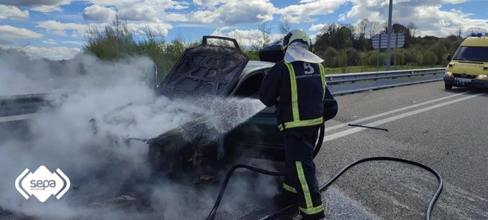 Los Bomberos sofocan el incendio de un coche en Siero.