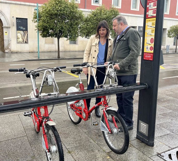 Lola Ranera y Alfonso Gómez en uno de los postes, en el Paseo Echegaray y Caballero.