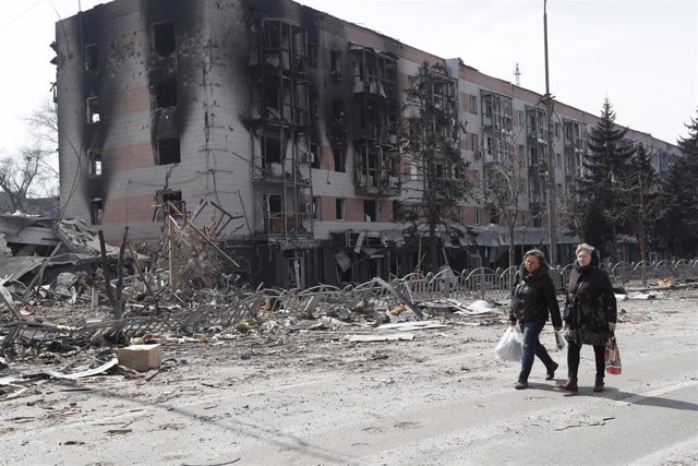 Personas ante un edificio destruido en la ciudad ucraniana de Mariúpol. 