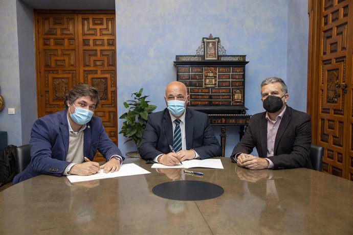El presidente de la Diputación de Córdoba, Antonio Ruiz (centro), en la firma con Ecovalia.