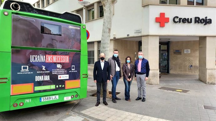 Campaña 'Ucrania nos necesita' en la trasera de un autobús de Palma.