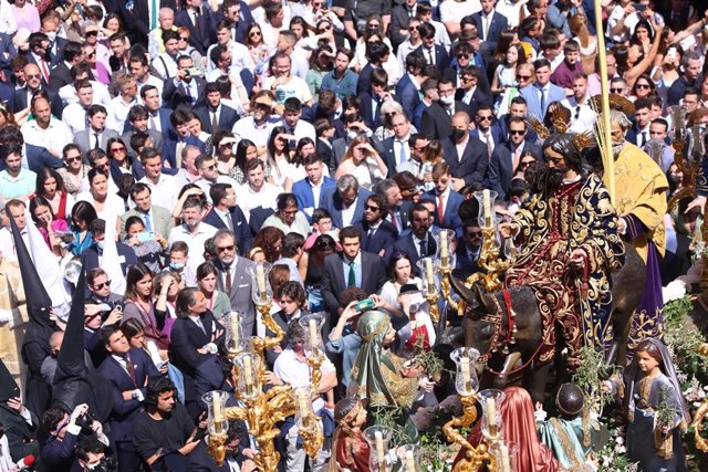 Detalle de la imagen del Señor de la Entrada en Jerusalén con mucho público, en la Semana Santa en Sevilla 2022. Domingo de Ramos a 10 de marzo del 2022 en Sevilla (Andalucía, España)