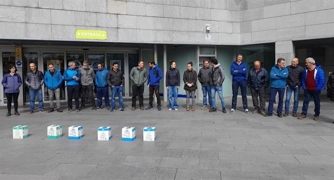 Representantes del sector lácteo de Navarra, frente a un establecimiento de la capital navarra