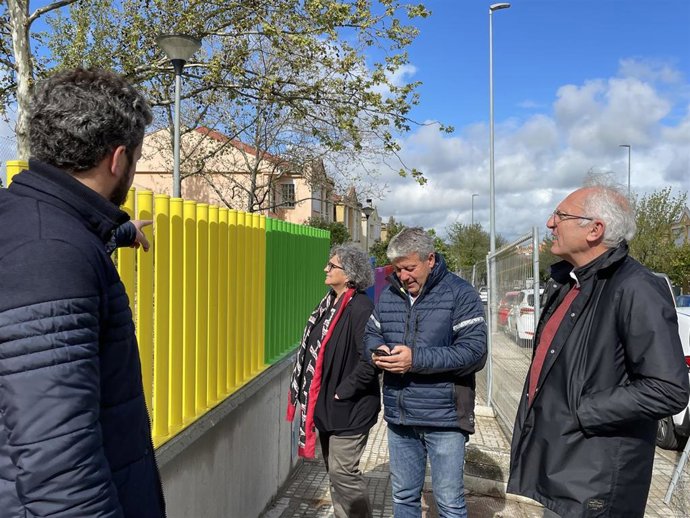 El concejal de Infraestructuras, Andrés Licerán, y la alcaldesa en funciones, María José Pulido, visitan las obras del nuevo cerramiento del CEI Mejostilla