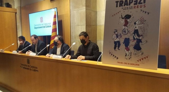 El diputado delegado del Servicios de Assistencia al Ciudadano de la Diputación de Tarragona, Joan Josep García; el director del Icec, Miquel Curanta; el concejal de Cultura de Reus, Daniel Recasens y el director artístico de Trapezi, Leandro Mendoza