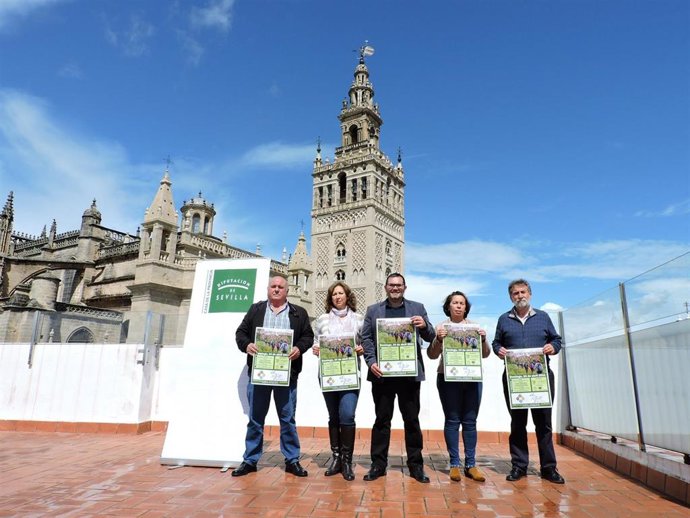 Presentación en la Casa de la Provincia del V Encuentro de Senderistas que se celebrará en Peñaflor.