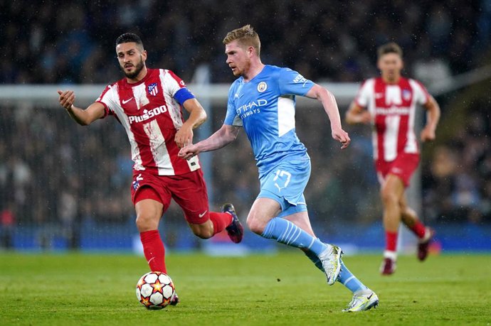 05 April 2022, United Kingdom, Manchester: Manchester City's Kevin De Bruyne (R) and Atletico Madrid's Jorge Koke battle for the ball during the UEFA Champions League Quarter Final first leg soccer match between Manchester City and Atletico Madrid at th