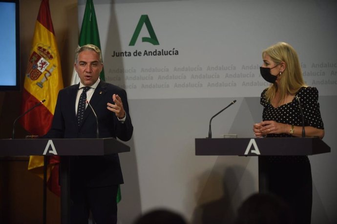 Los consejeros de la Presidencia, Administración Pública e Interior, Elías Bendodo, y de Cultura y Patrimonio Histórico, Patricia del Pozo, en la rueda de prensa posterior al Consejo de Gobierno andaluz.