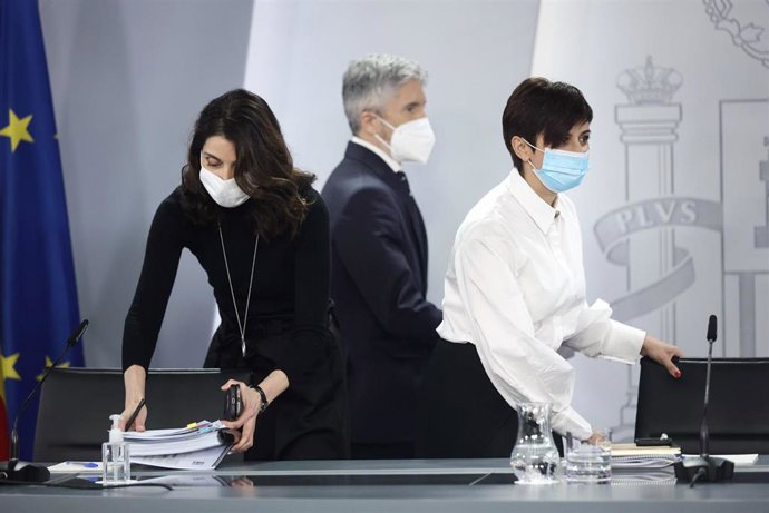 (I-D) La ministra de Justicia, Pilar Llop; el ministro de Interior, Fernando Grande-Marlaska; y la ministra Portavoz, Isabel Rodríguez, se dirigen a comparecer tras el Consejo de Ministros en Moncloa, a 12 de abril de 2022, en Madrid (España). El Gobier