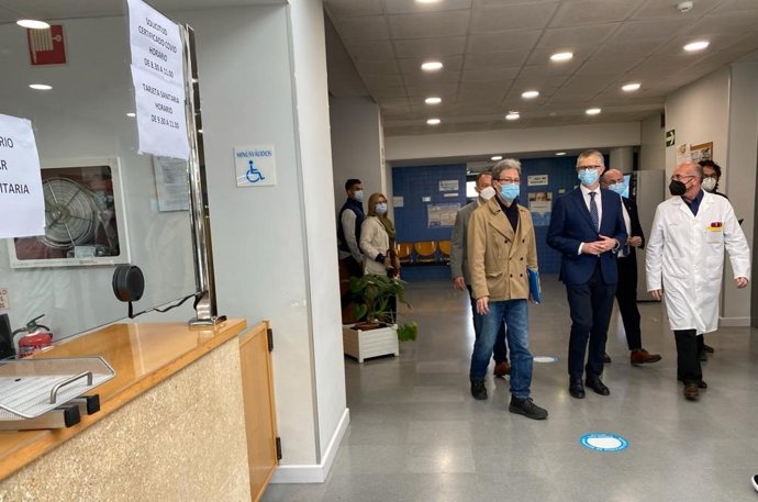 El consejero de Salud, Juan José Pedreño, junto al gerente del SMS, Francisco Ponce, visita el centro de salud de Abarán, tras las obras de reforma y ampliación que se han llevado a cabo