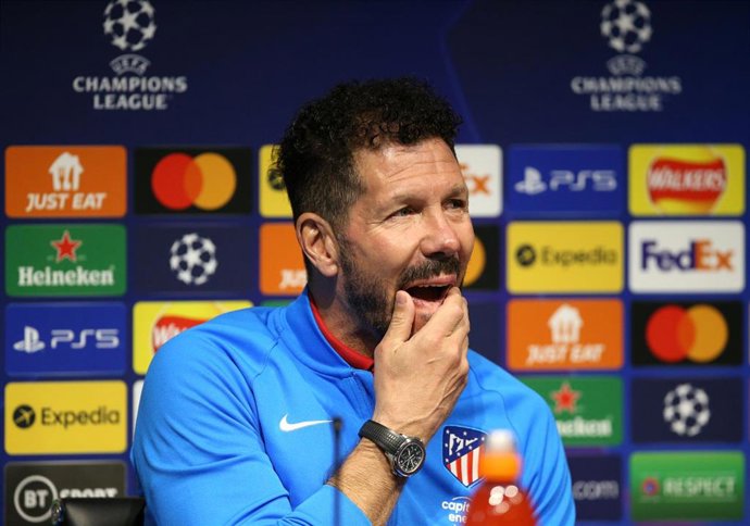 El entrenador del Atlético de Madrid, Diego Pablo Simeone, atiende a los medios de comunicación antes de visitar al Manchester City en la ida de los cuartos de final de la Liga de Campeones 2021-2022.
