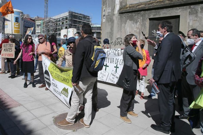 El Consejero De Obras Públicas, Ordenación Del Territorio Y Urbanismo, José Luis Gochicoa, Con Colectivos En Contra De La Ejecución De Parques Eólicos Antes De Presentar En El Parlamento El Mapa De Exclusión Eólica