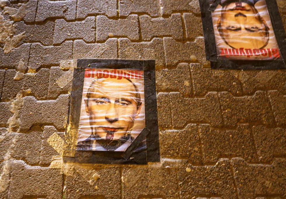 Carteles contra el presidente de Rusia, Vladimir Putin, en Frankfurt, Alemania.