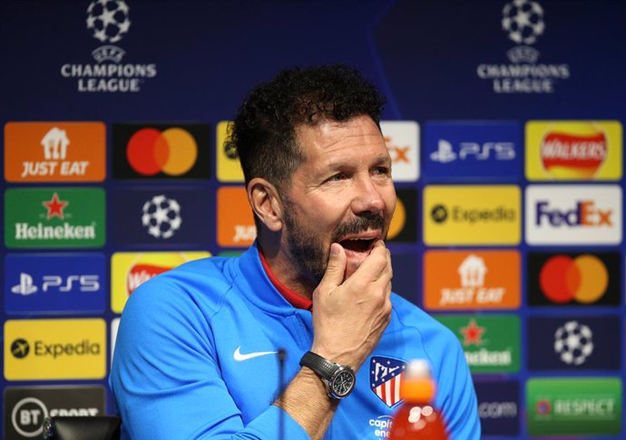 04 April 2022, United Kingdom, Manchester: Atletico Madrid manager Diego Simeone attends a press conference at the Etihad Stadium ahead of Tuesday's UEFA Champions League quarter-final first leg soccer match against Manchester City. Photo: Nigel French/
