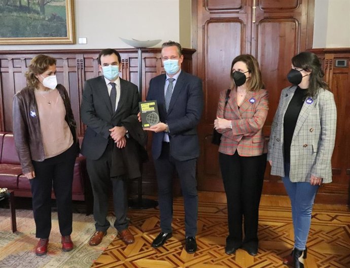 Marcelino Marcos Líndez, con representantes de AI