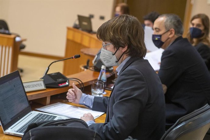 El director de la Axencia Galega de Infraestruturas, Francisco Menéndez, responde en la Comisión 2 del Parlamento