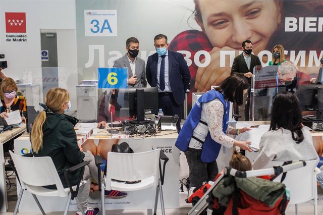 El viceconsejero de Presidencia de la Comunidad de Madrid, Miguel Ángel García Martín (i), y el consejero de Presidencia, Justicia e Interior de la Comunidad de Madrid, Enrique López (d), visitan la Oficina de Atención puesta en marcha por el Gobierno reg