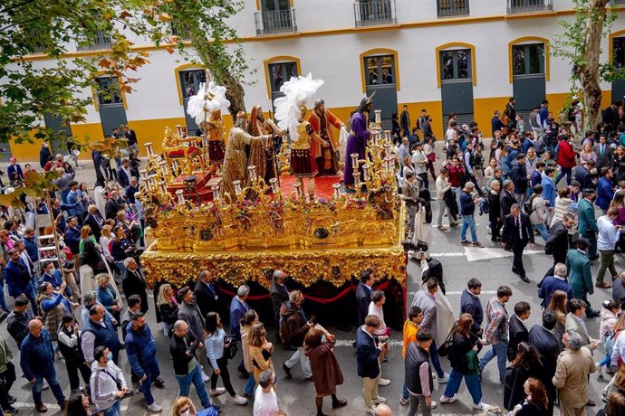 El Cristo Jesús Cautivo y Rescatado de la Hermandad de San Pablo, `por la calle San Luis en la Semana Santa de Sevilla22. Lunes Santo a 11 de abril del 2022 en Sevilla (Andalucía, España)