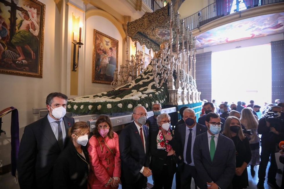 La Virgen de las Penas volverá a lucir un manto con elementos florales naturales