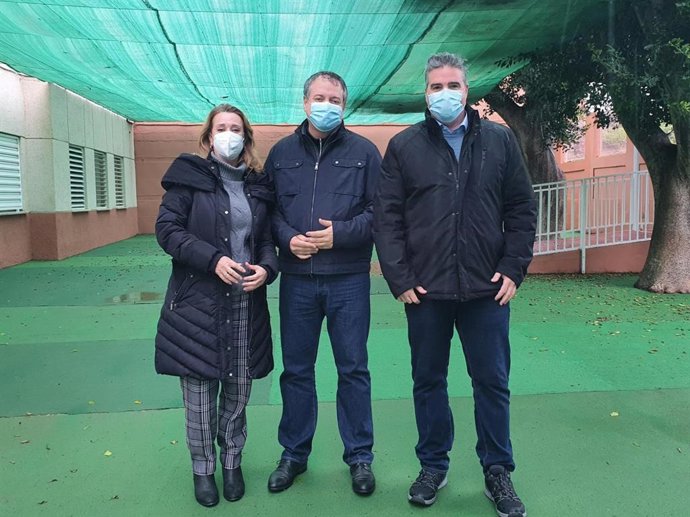 El delegado territorial de Administración Local visita obras en Viator junto con el alcalde y una edil.