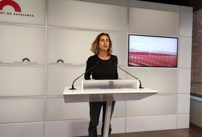 La diputada de la CUP en el Parlament Laia Estrada en rueda de prensa en la Cámara catalana