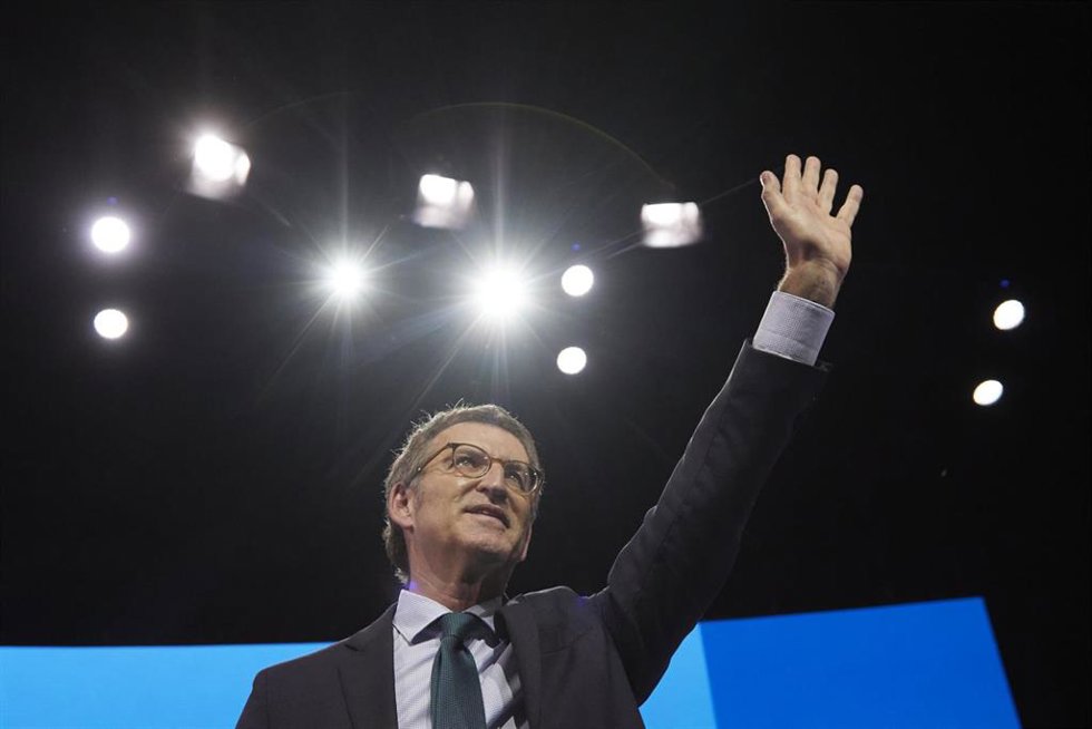 El presidente del PP, Alberto Núñez Feijóo, tras ser elegido en el Congreso Nacional de Sevilla.
