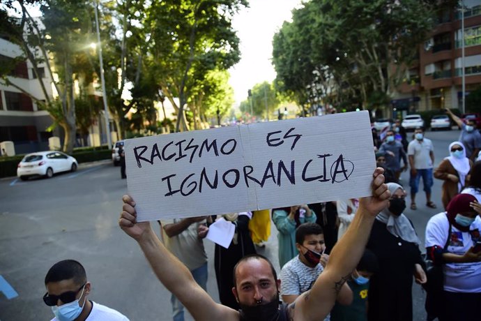 Archivo - Varias personas durante una concentración convocada por STOP Racismo Región de Murcia, contra el racismo, el fascismo y la xenofobia, en Cartagena, a 27 de junio de 2021, en Murcia, Región de Murcia (España).