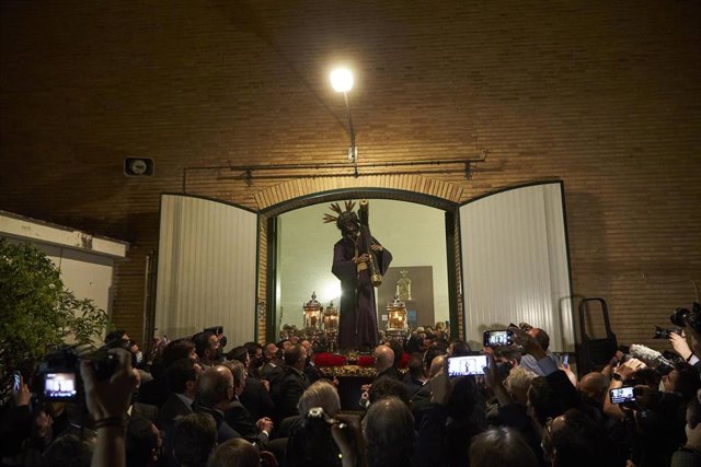 Archivo - El Señor del Gran Poder sale de la Parroquia de la Candelaria durante el traslado a la Parroquia Santa Teresa por la Santa Misión a 31 de octubre de 2021 en el barrio de Amate de Sevilla (Andalucía, España)