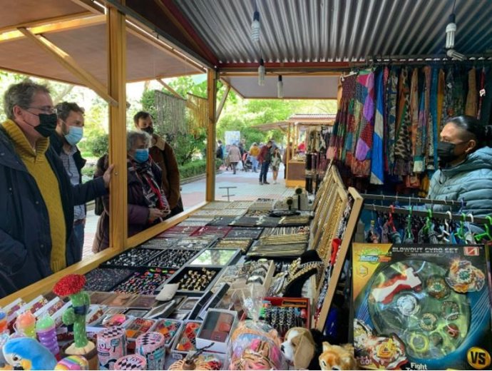 La alcaldesa en funciones, María José Pulido, visita el 'Mercado de primavera' que se ha instalado en el Paseo de Cánovas