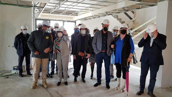 La consejera de Ciudadanía y Derechos Sociales, María Victoria Broto, visita la ampliación de la residncia de personas mayores de Sariñena