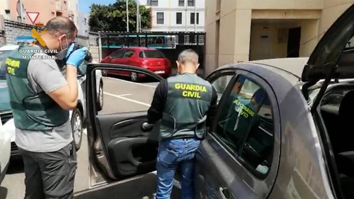 Agentes de la Guardia Civil inspeccionando un vehículo
